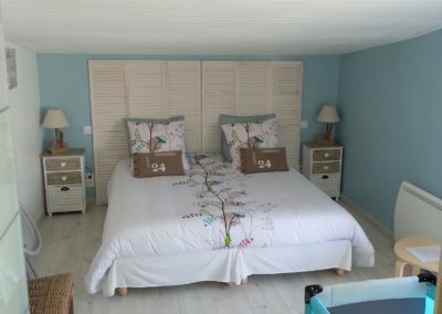 chambre parents spacieuse avec lit bébé du gîte la terrasse saint gilles croix de vie